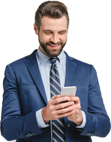 Homen segurando um smartphone